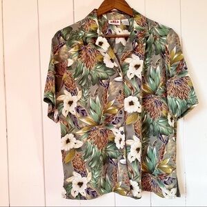 Alia Petite Button Down Shirt. Slight crinkle. Size 10.